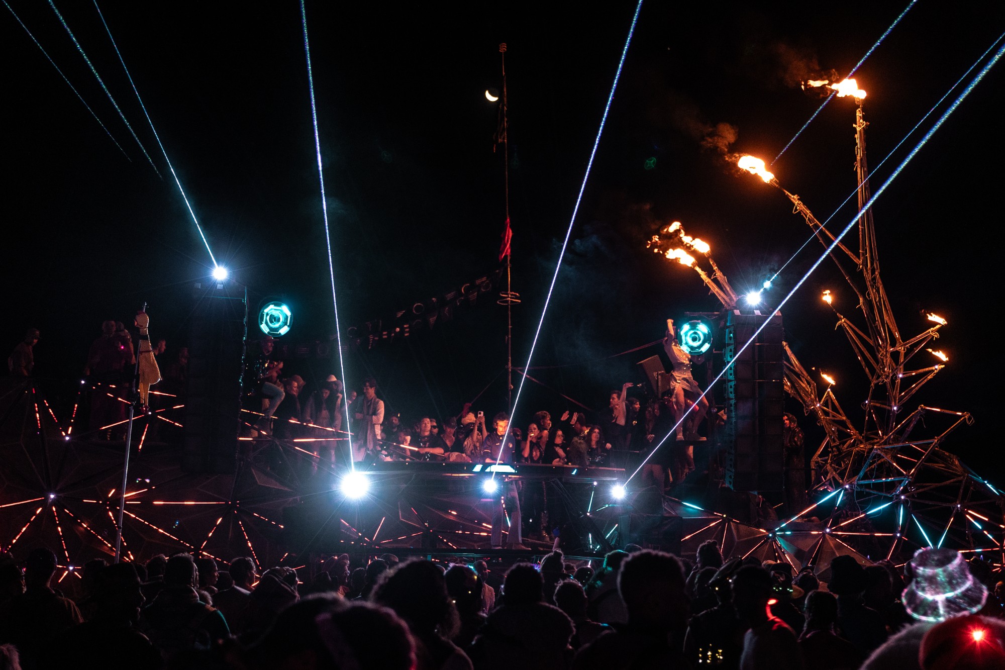 Makossa live, palco notturno con laser e fuochi